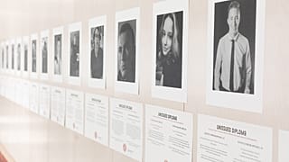 Exposition de diplômes non délivrés "Unissued Diplomas" à l'université LUT de Lappeenranta en Finlande.