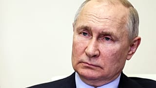 Vlagyimir Putyin orosz államfő videókonferencia keretében vesz részt a kabinet ülésén a Moszkva melletti vidéki rezidenciáján, Novo-Ogarjovóban 2023. április 19-én.