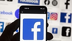 O símbolo do Facebook num telemóvel a 14 de Outubro de 2022, em Boston