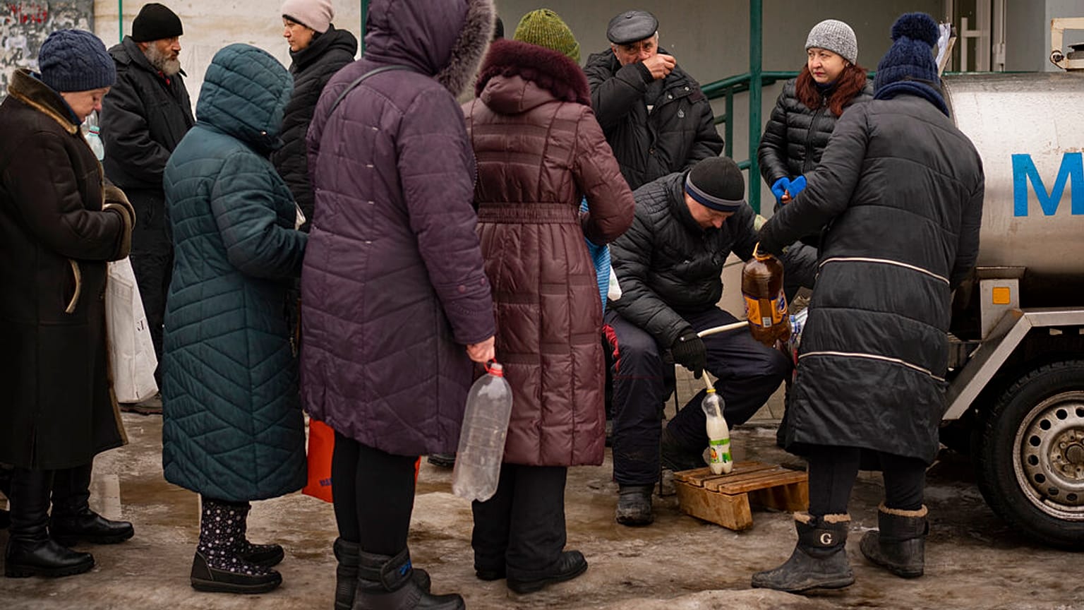 Des gens font la queue pour acheter du lait à Koupiansk, en Ukraine, le samedi 25 février 2023