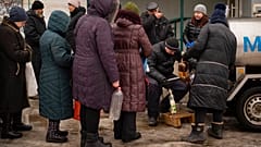 Πολίτες έξω από κατάστημα στην πόλη Κουπιάνσκ στης ανατολικής Ουκρανίας (φώτο αρχείου)