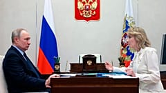 Le président Vladimir Poutine écoute Maria Lvova-Belova lors de leur rencontre à l'extérieur de Moscou, Russie, le 16 février 2023.