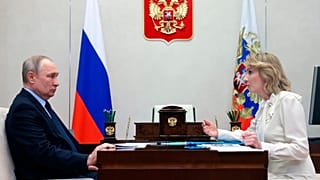 Le président Vladimir Poutine écoute Maria Lvova-Belova lors de leur rencontre à l'extérieur de Moscou, Russie, le 16 février 2023.