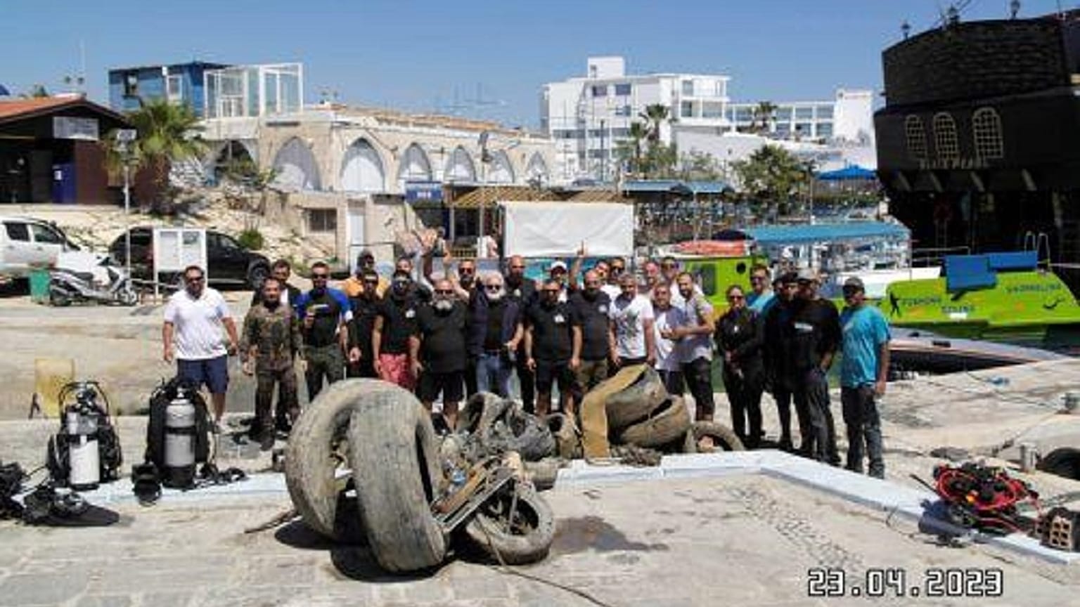 Οι εθελοντές μετά τον καθαρισμό του βυθού