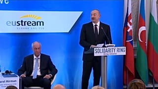 Karel Hirman (izquierda), ministro de Economía de Eslovaquia e Ilham Aliyev, presidente de Azerbaiyán.