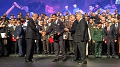 Ο Ρετζέπ Ταγίπ Ερντογάν βραβεύει τον εκπρόσωπο της ελληνικής διασωστικής ομάδας, πυραγό Θωμά Κρικέλη