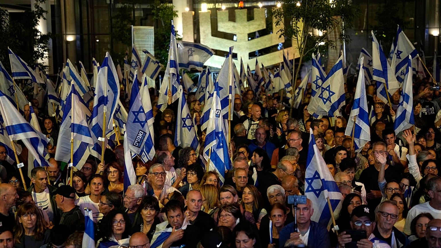 Israelíes que protestan en el del Día de la Independencia en Tel Aviv, Israel, martes 25 de abril de 2023.