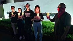 Mitglieder des Anti-Death Penalty Asia Network (ADPAN) vor der Botschaft von Singapur in Kuala Lumpur, Malaysia, 26. April 2023. 
