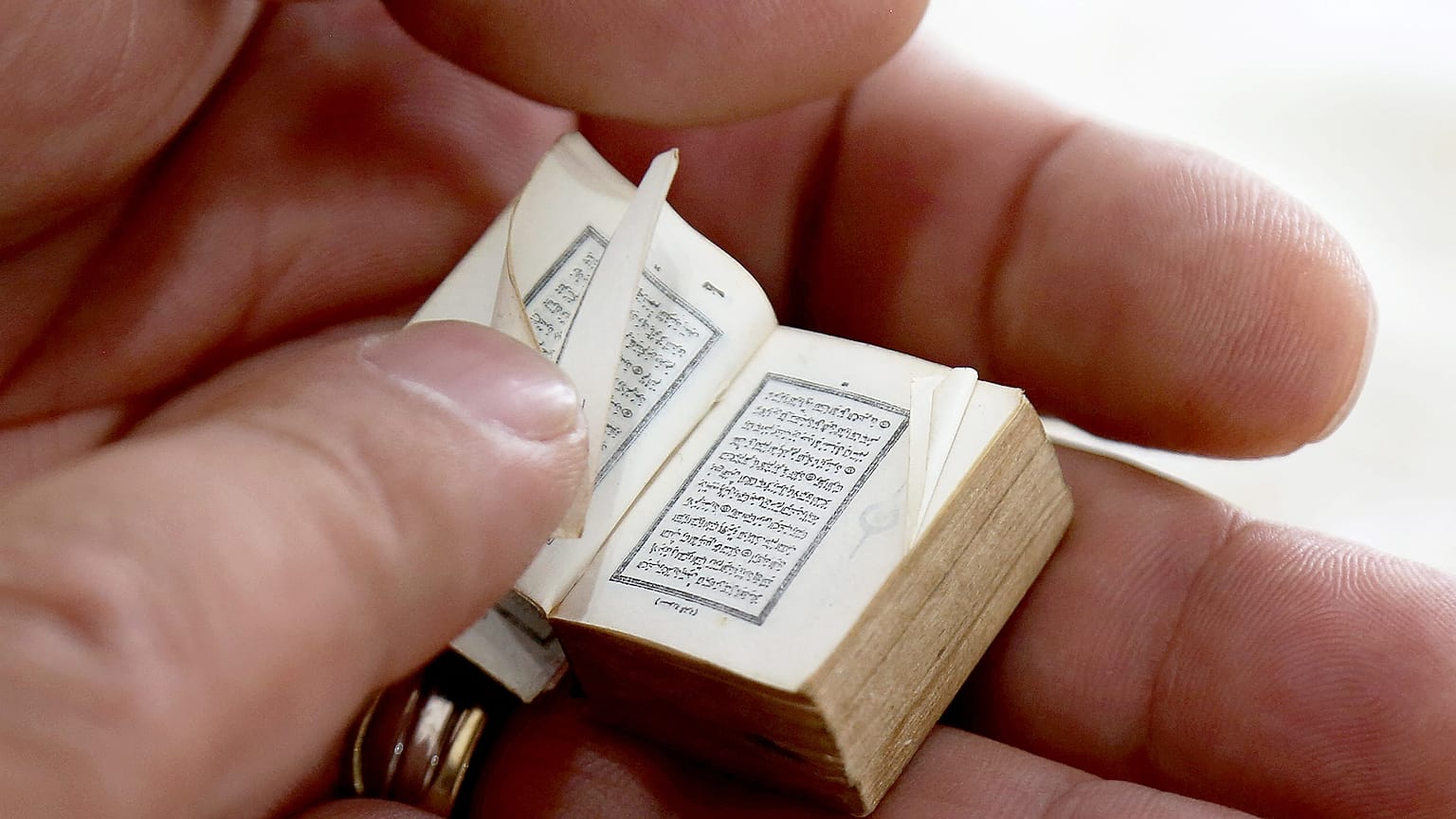نسخة مصغرة للقرآن تعود إلى القرن التاسع عشر 