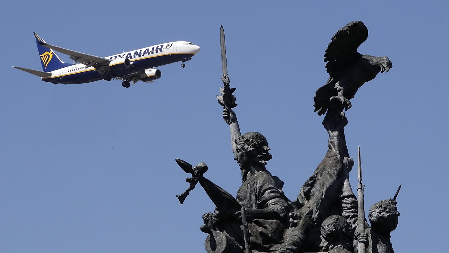 Os aeroportos da UE terão de adptar as infra-estruturas de abastecimento de combustível 