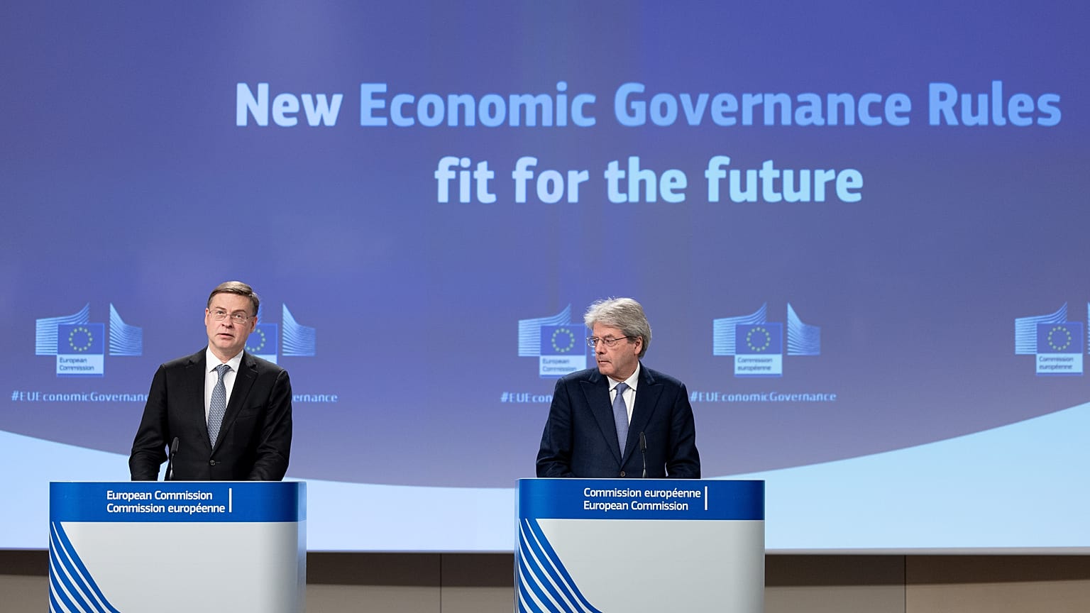 Le vice-président de la Commission, Valdis Dombrovskis, et le Commissaire européen en charge de l'Economie, Paolo Gentiloni (de gauche à droite)