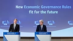 Les commissaires européens Valdis Dombrovskis (à gauche) et Paolo Gentiloni (à droite) présentent des propositions économiques en avril 2023.