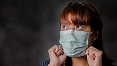 A última variante da COVID parece ser mais contagiosa do que as estirpes anteriores e é "moderadamente" resistente ao nosso poder imunitário