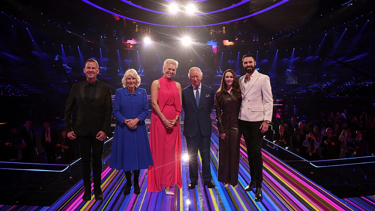 König Charles III. und Camilla posieren mit den Moderatoren des ESC, Scott Mills (links), Hannah Waddingham (Mitte), Julia Sanina (Zweite von rechts) und Rylan Clark.