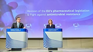 Margaritisz Szhínász, az Európai Bizottság alelnöke és Sztella Kiriakidész egészségügyi biztos