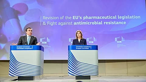 European Commission Vice-President Margaritis Schinas (L) and Health Commissioner Stella Kyriakides.