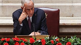 O Presidente português discursa durante a sessão solene comemorativa do 25 de Abril, no Parlamento.