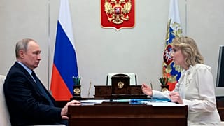 Vlagyimir Putyin orosz elnök és Maria Lvova-Belova gyermekjogi biztos 2023 februárjában