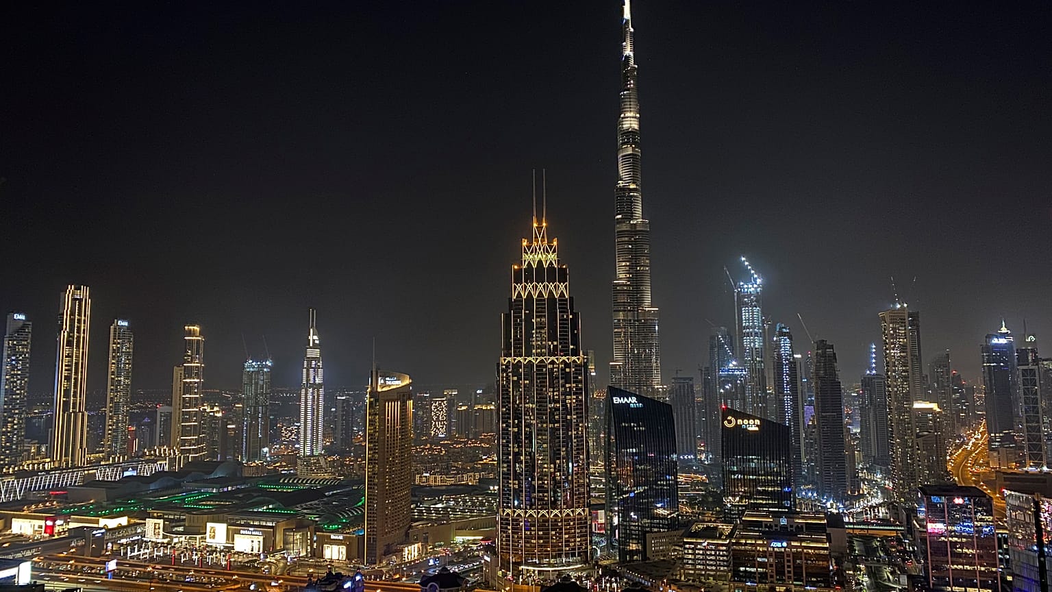 برج خليفة ومنطقة الخليج التجاري في دبي، الإمارات العربية المتحدة