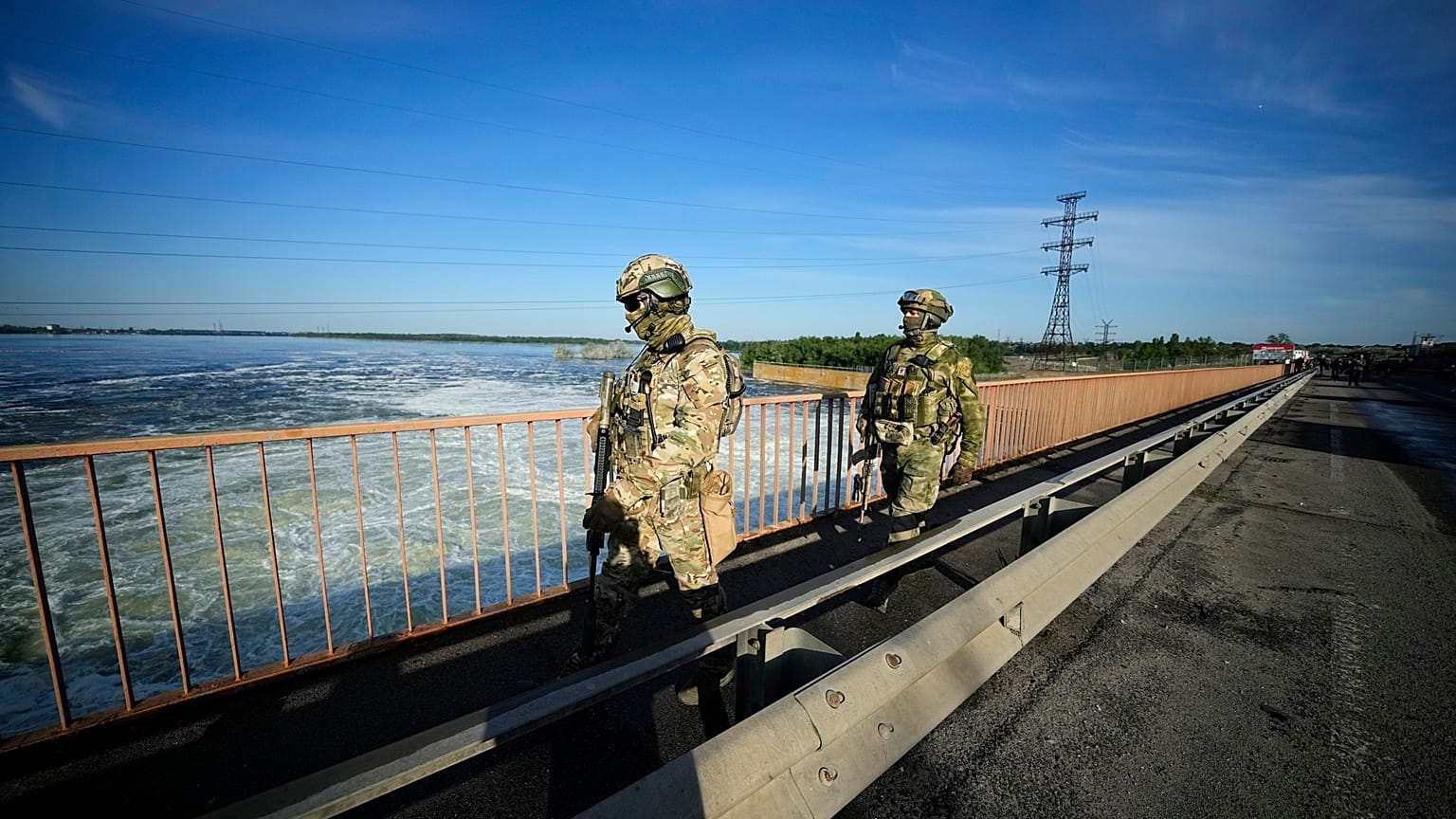 Российские войска патрулируют Каховскую ГЭС, архивное фото.