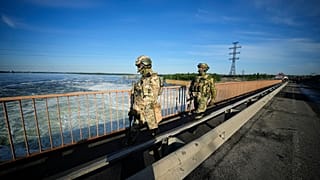 Российские войска патрулируют Каховскую ГЭС, архивное фото.