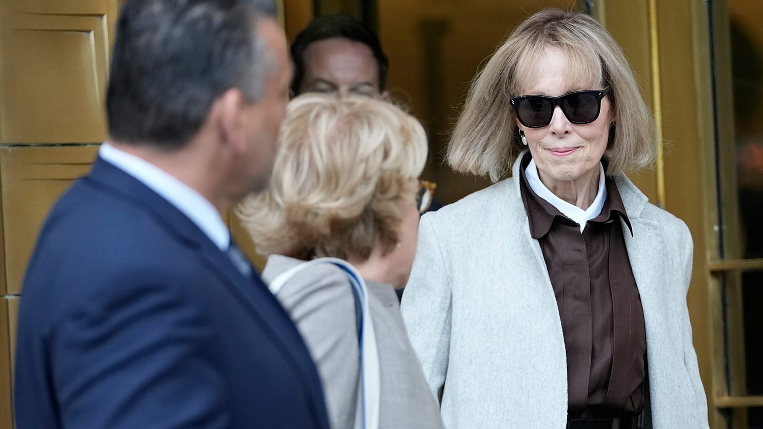 Eski köşe yazarı E. Jean Carroll Trump'a yönelik tecavüz davasında mahkemede hazır bulundu