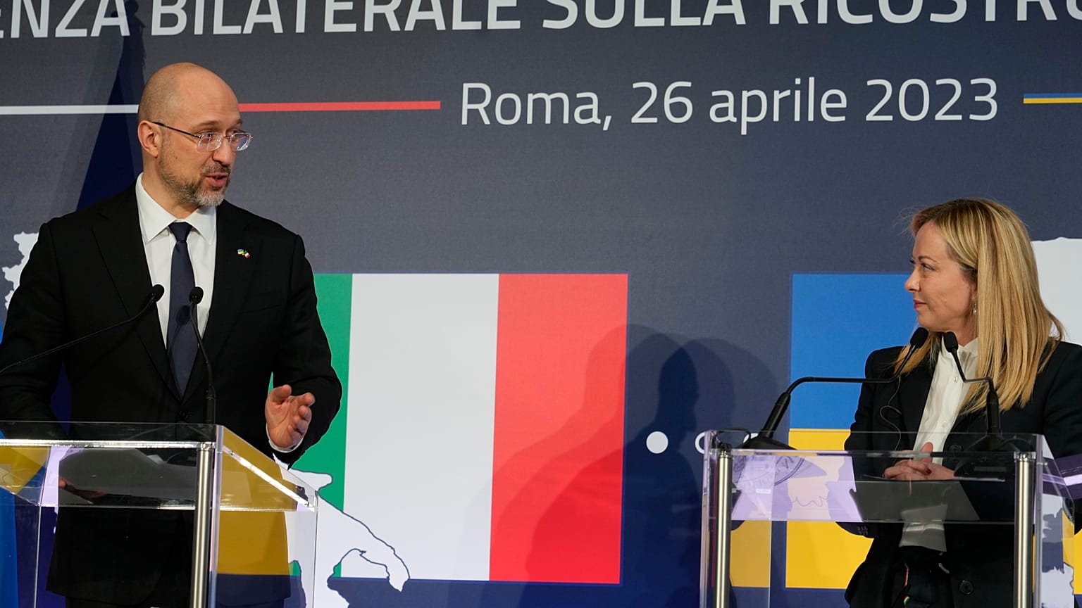 La primera ministra italiana, Giorgia Meloni, conversa con el primer ministro ucraniano, Denís Shmihal, durante la reunión bilateral entre Italia y Ucrania.