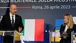 La primera ministra italiana, Giorgia Meloni, conversa con el primer ministro ucraniano, Denís Shmihal, durante la reunión bilateral entre Italia y Ucrania.