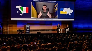 Denys Shmyhal e Giorgia Meloni ouvem Volodymyr Zelenskyy