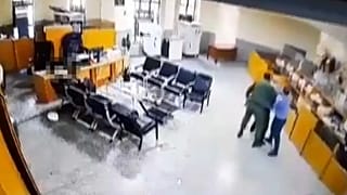 لحظة الهجوم داخل المصرف