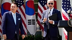 El presidente de Estados Unidos, Joe Biden, y el presidente de Corea del Sur, Yoon Suk Yeol, concluyen una rueda de prensa en el Jardín de la Casa Blanca el 26 de abril.