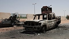Veículos destruídos a sul de Cartum, a capital sudanesa