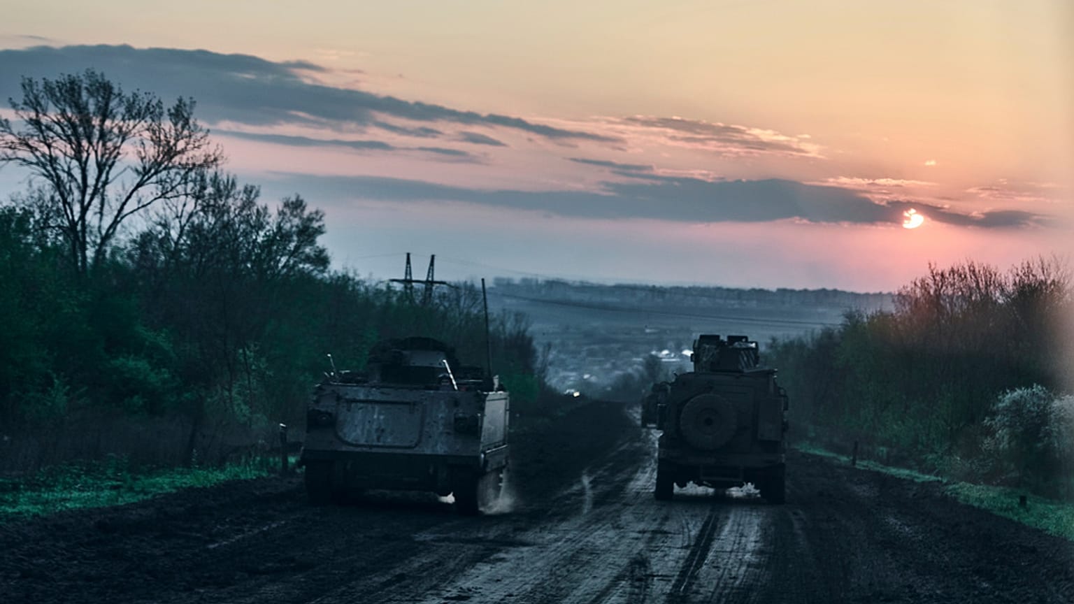 Un blindé ukrainien sur une route proche de Bakhmout, le 26 avril 2023