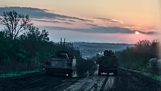Un blindé ukrainien sur une route proche de Bakhmout, le 26 avril 2023