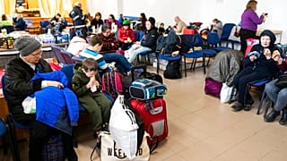  لاجئون من أوكرانيا داخل مركز للمساعدة، بالقرب من الحدود المجرية - الأوكرانية، المجر، مارس 2022