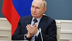 El presidente, Vladímir Putin, celebra la apertura de la central nuclear de Akkuyu, en el sur de Turquía, durante videoconferencia en Moscú, Rusia, el 27 de abril de 2023.