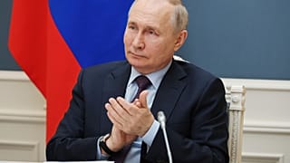 El presidente, Vladímir Putin, celebra la apertura de la central nuclear de Akkuyu, en el sur de Turquía, durante videoconferencia en Moscú, Rusia, el 27 de abril de 2023.