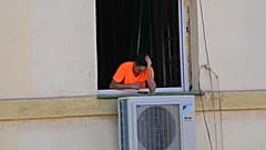 Klimaanlage vor einer Wohnung in Madrid, Spanien, 26. April 2023.