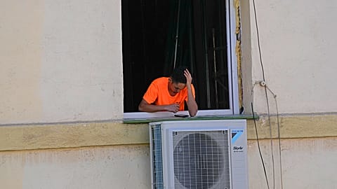 Klimaanlage vor einer Wohnung in Madrid, Spanien, 26. April 2023.
