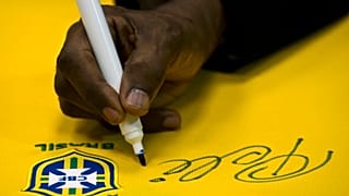 إدسون أرانتيس دو ناسيمنتو ، المعروف باسم بيليه ، يوقع على قميص المنتخب البرازيلي في ساو باولو - البرازيل. 2013/06/10