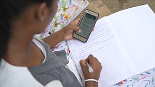 Cerca de 90% das jovens dos países pobres não usam a internet