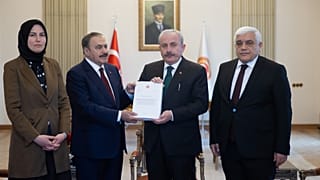Deprem Araştırma Komisyonu Başkanı AK Parti Afyonkarahisar Milletvekili Veysel Eroğlu, deprem raporunu TBMM Başkanı Mustafa Şentop'a sundu