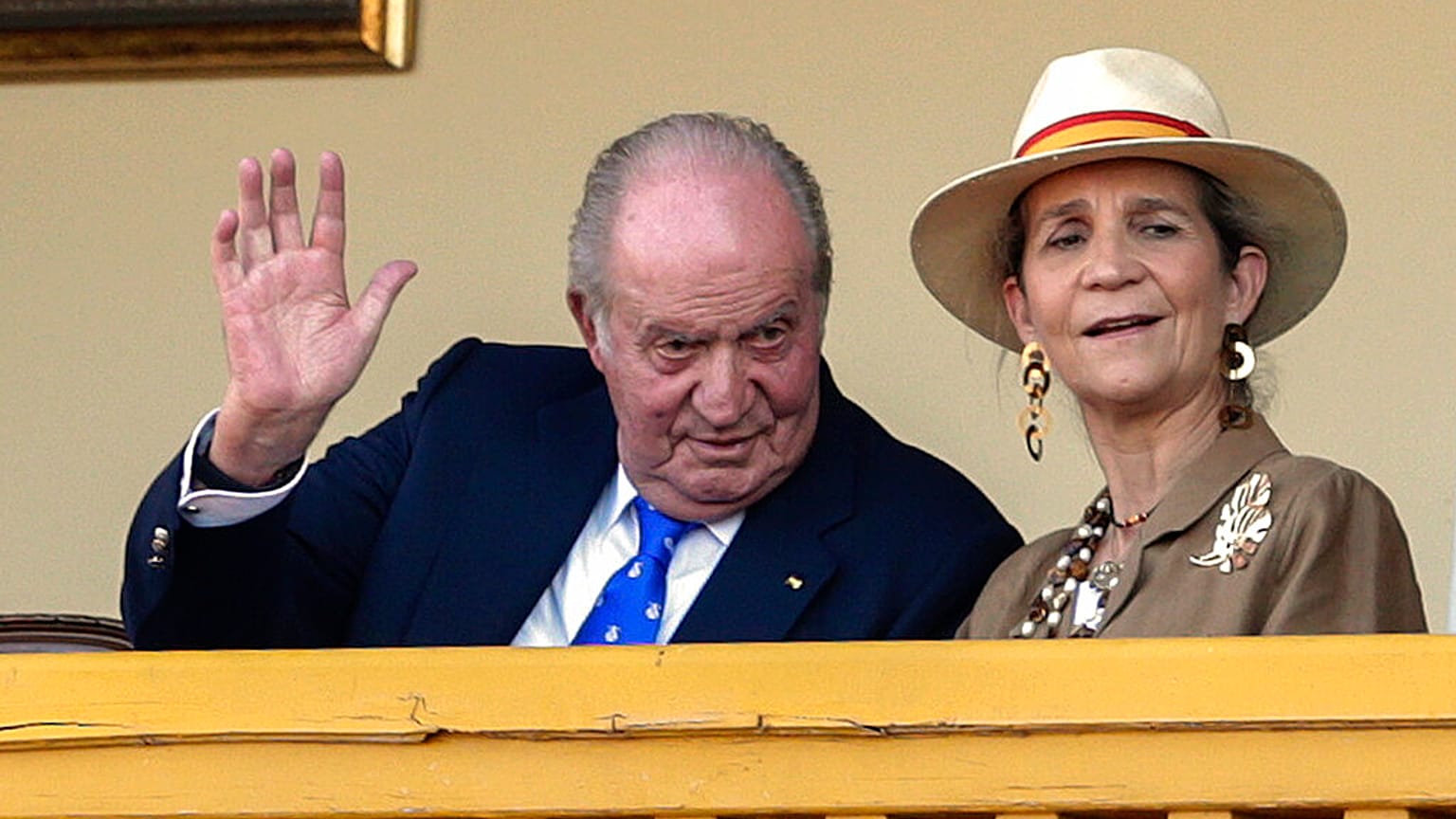 El rey emérito y la infanta Elena durante una corrida de toros.