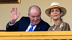 El rey emérito y la infanta Elena durante una corrida de toros.