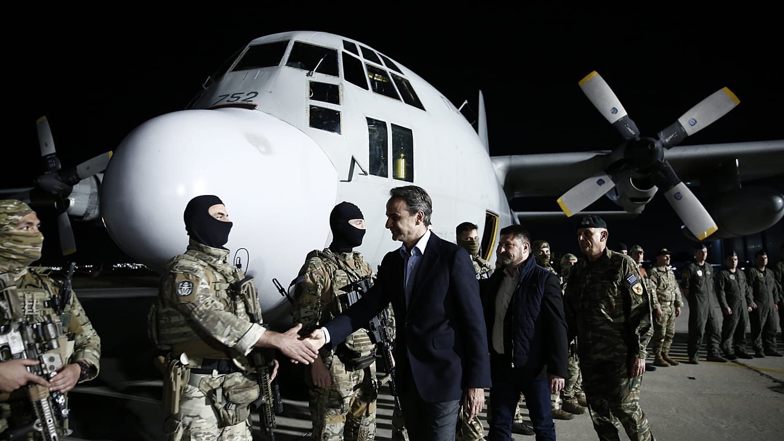 Ο πρωθυπουργός Κυριάκος Μητσοτάκης χαιρετάει τη στρατιωτική αποστολή, κατά την άφιξη των Ελλήνων και ξένων υπηκόων με C130 από το Σουδάν