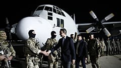 Ο πρωθυπουργός Κυριάκος Μητσοτάκης χαιρετάει τη στρατιωτική αποστολή, κατά την άφιξη των Ελλήνων και ξένων υπηκόων με C130 από το Σουδάν