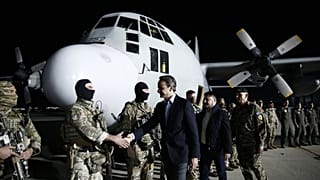 Ο πρωθυπουργός Κυριάκος Μητσοτάκης χαιρετάει τη στρατιωτική αποστολή, κατά την άφιξη των Ελλήνων και ξένων υπηκόων με C130 από το Σουδάν