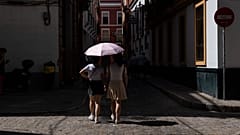 El sábado seguirán seguirán subiendo las temperaturas nocturnas, con noches tropicales en la mitad sur que incluso podrían llegar al centro peninsular.