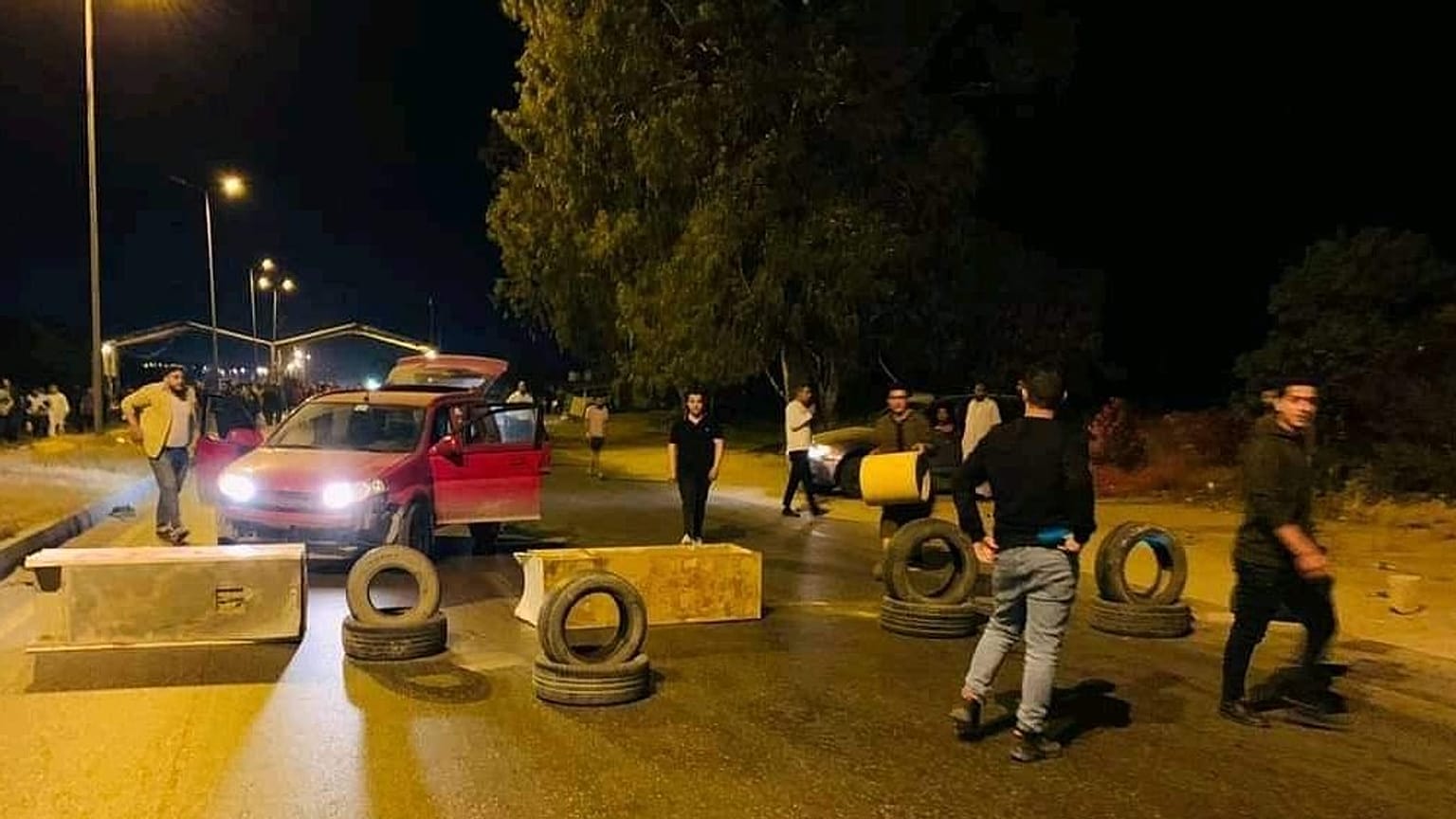 إغلاق الطرق بمدينة الزاوية