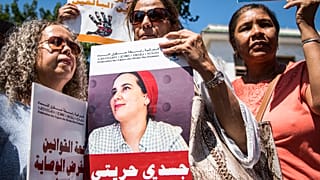 يرى حقوقيون ومنظمات المجتمع المدني القانون الحالي بمثابة وصاية على النساء 